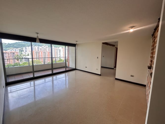 Apartamento de 3 alcobas en venta en Loma De Los Bernal, Medellín, 96 m² · foto 2 de 21