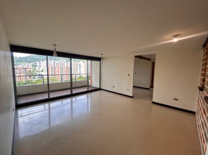 Apartamento de 3 alcobas en venta en Loma De Los Bernal, Medellín, 96 m² · foto 3 de 21