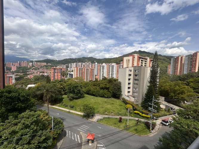 Apartamento de 3 alcobas en venta en Loma De Los Bernal, Medellín, 96 m² · foto 5 de 21