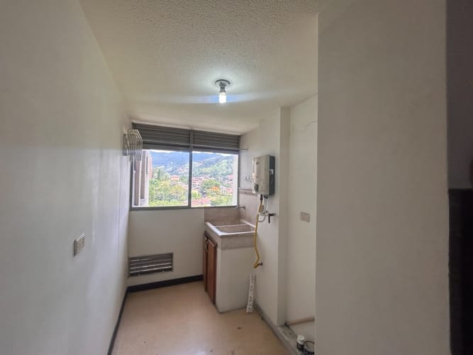 Apartamento de 3 alcobas en venta en Loma De Los Bernal, Medellín, 96 m² · foto 9 de 21
