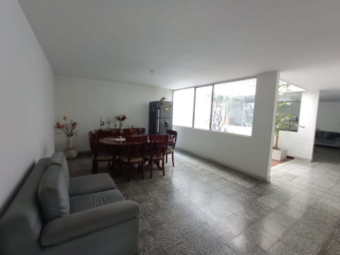 Casa de 6 alcobas en arriendo en Suramericana, Medellín, 300 m² · foto 2 de 5