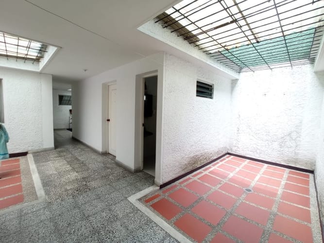 Casa de 6 alcobas en arriendo en Suramericana, Medellín, 300 m² · foto 3 de 5