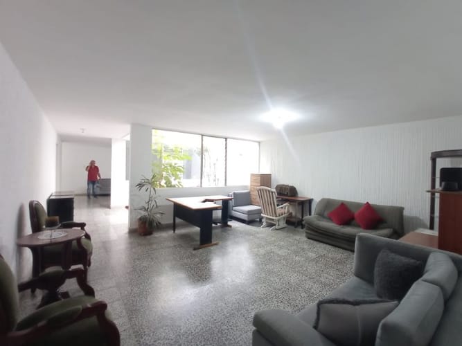 Casa de 6 alcobas en arriendo en Suramericana, Medellín, 300 m² · foto 5 de 5