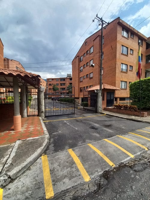 Apartamento de 3 alcobas en venta en Picaleña Y Mirolindo, Ibagué, 100 m² · foto 2 de 24