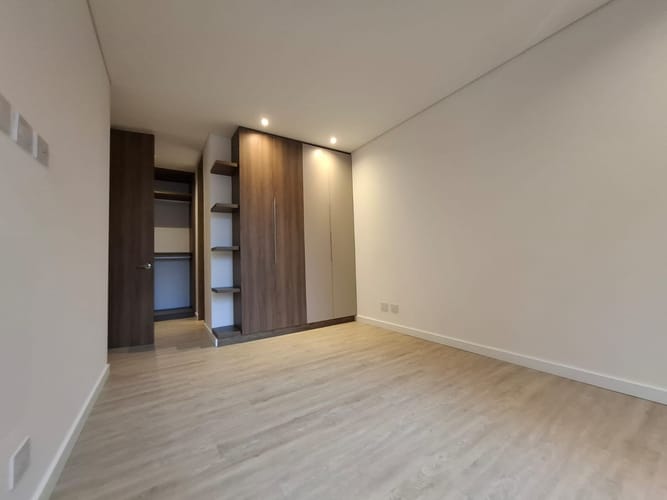 Apartamento de 2 alcobas en venta en Chicó Navarra, Bogotá, 80 m² · foto 9 de 24