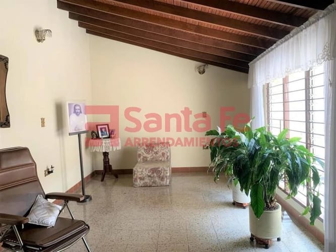 Casa de 5 alcobas en venta en La America, Medellín, 202 m² · foto 2 de 10