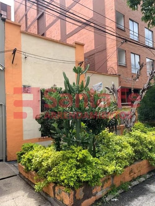 Casa de 4 alcobas en venta en La America, Medellín · foto 2 de 10