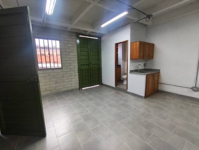 Bodega en arriendo en Trinidad, Medellín, 60 m² · foto 2 de 6