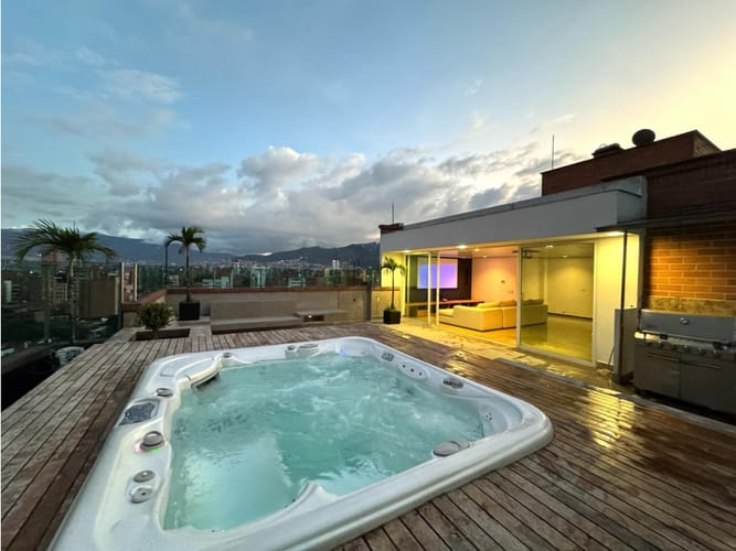Apartamento de 5 alcobas en arriendo en Laureles, Medellín, 444 m² · foto 2 de 24