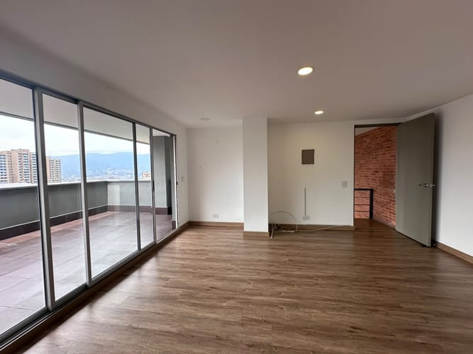 Apartamento de 3 alcobas en arriendo en El Poblado, Medellín, 200 m² · foto 7 de 19