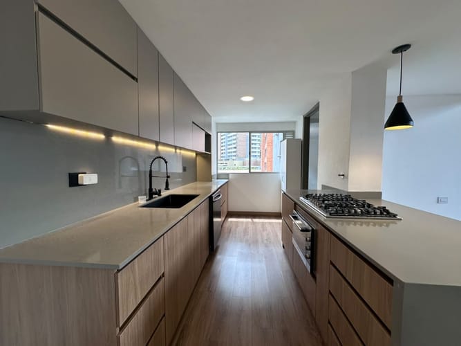Apartamento de 3 alcobas en arriendo en El Poblado, Medellín, 200 m² · foto 5 de 19