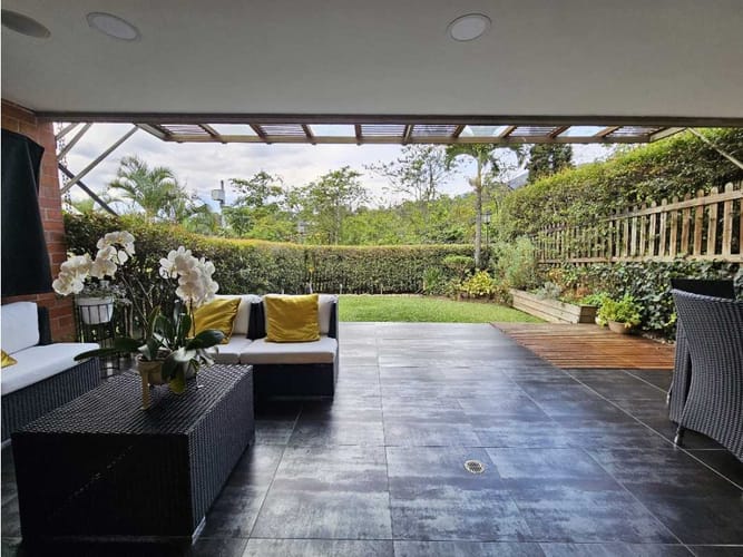 Casa de 3 alcobas en venta en La Sebastiana, Envigado, 255 m² · foto 2 de 19