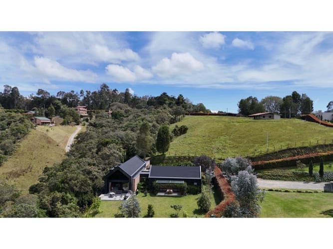 Casa de 3 alcobas en venta en Las Palmas, Envigado, 277 m² · foto 2 de 24