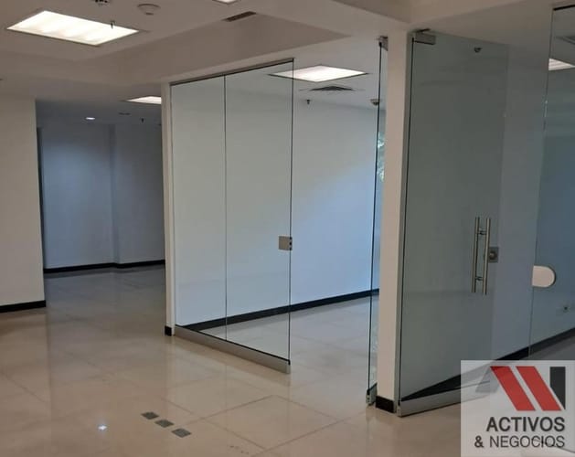 Oficina en venta en Loma Del Escobero, Envigado, 152 m² · foto 2 de 17