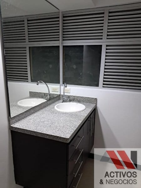 Oficina en venta en Loma Del Escobero, Envigado, 152 m² · foto 16 de 17
