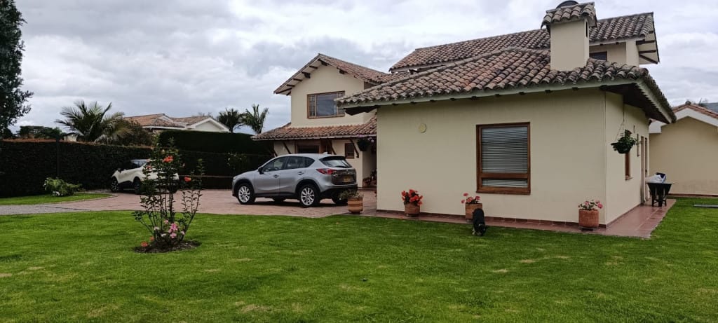 Casa de 4 alcobas en venta en Guaymaral, Bogotá, 360 m² · foto 2 de 24