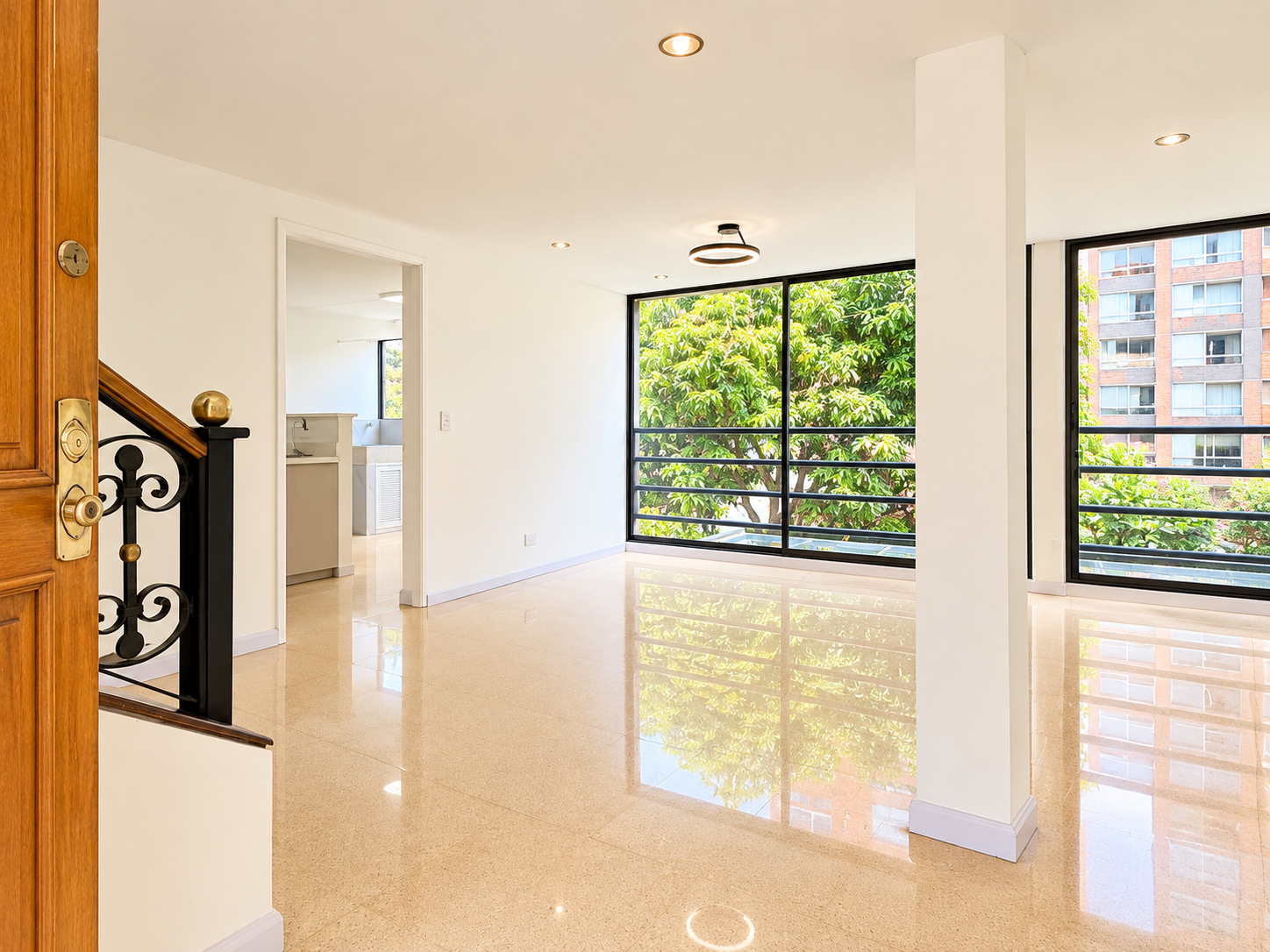 Casa en arriendo en El Poblado, Medellín · foto 2 de 20