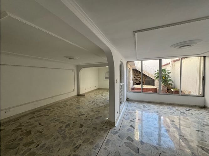Casa de 5 alcobas en venta en Urbanizacion La Merced, Cali, 237 m² · foto 2 de 13