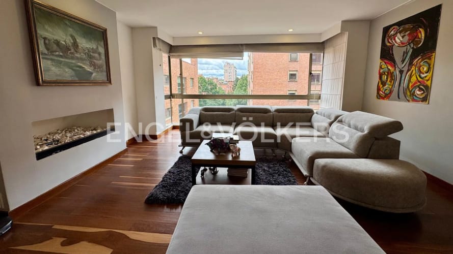 Apartamento de 3 alcobas en venta en Los Rosales, Bogotá, 235 m² · foto 2 de 12
