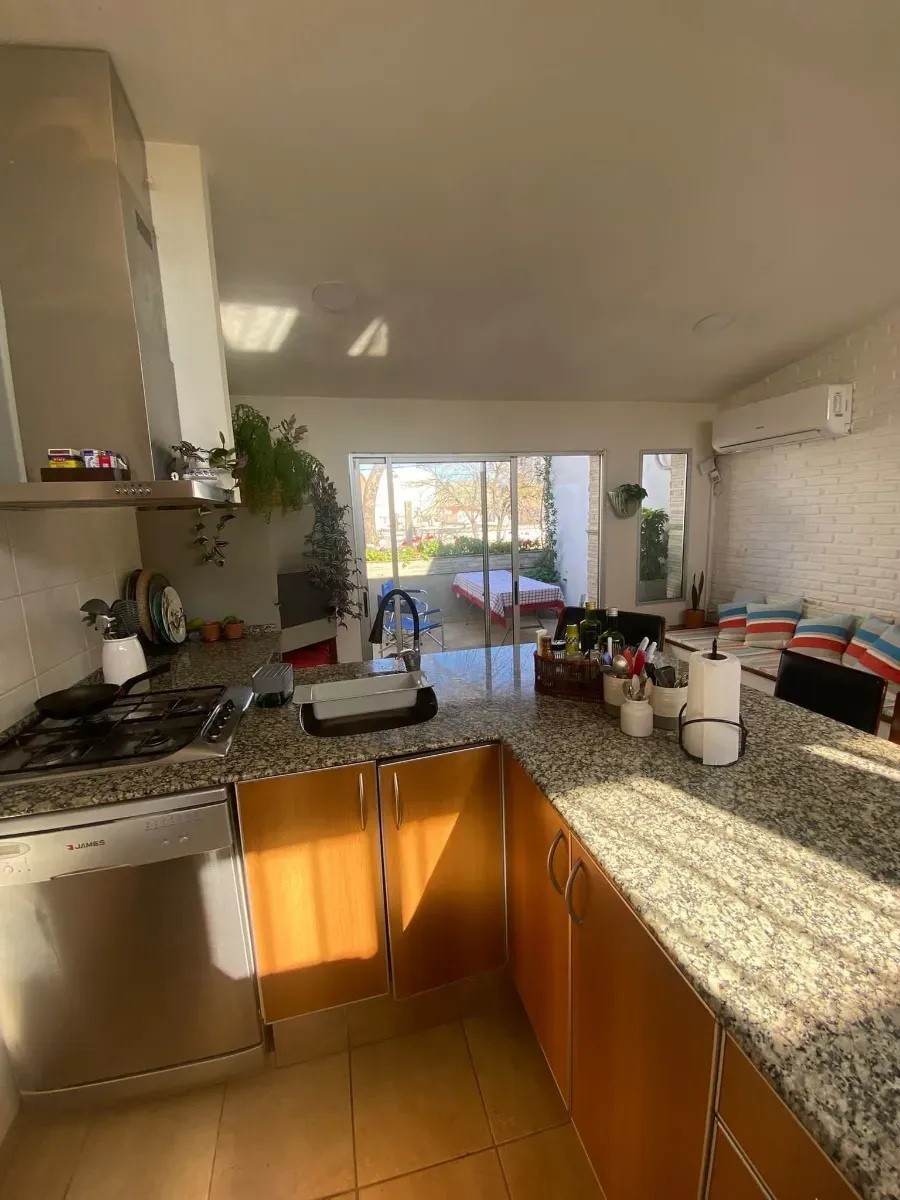 ALQUILER EN LA BLAQUEADA DE 2 DORMITORIOS Y 2 BAÑOS, 2 PLANTAS, PATIO Y TERRAZA CON PARRILLERO, SIN GASTOS COMUNES · Foto 11