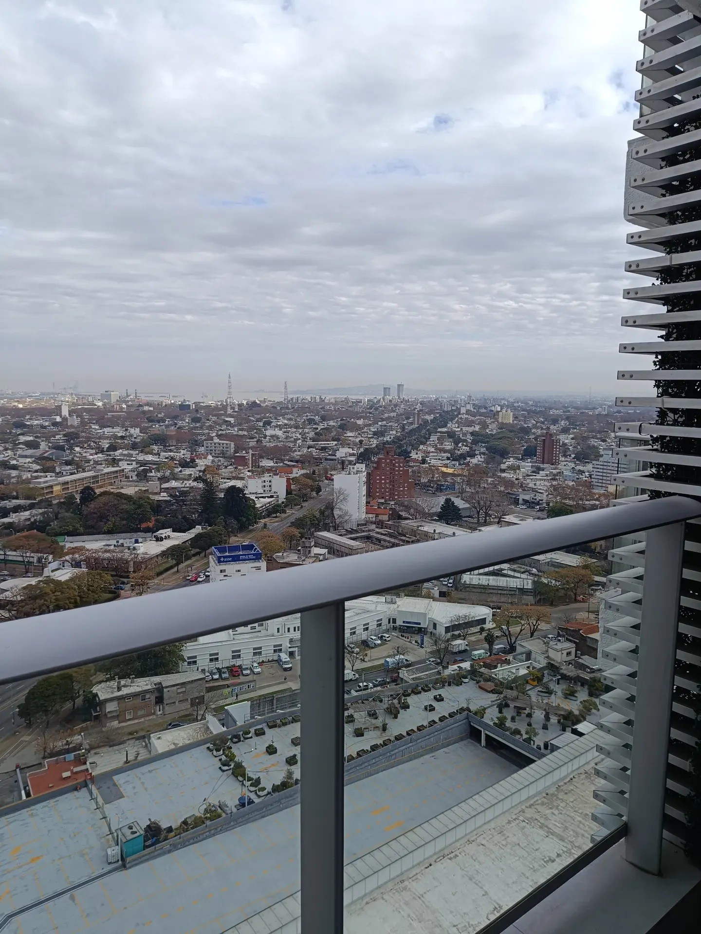 ALQUILER EN MERCADO MODELO, 1 DORMITORIO, PISO 21 AL FRENTE, BALCON, SUM Y PARRILLERO, SEGURIDAD 24HS · Foto 9