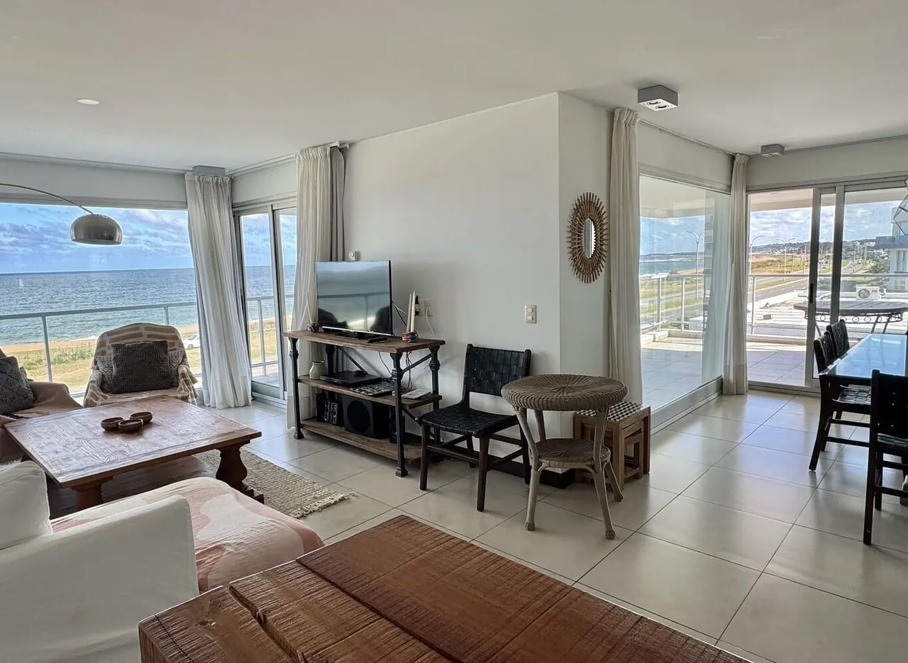 Apartamento de 4 dormitorios en alquiler en Playa Mansa, edificio Ville de Mer · Foto 2