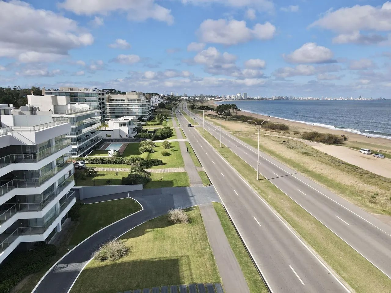 Apartamento de 4 dormitorios en alquiler en Playa Mansa, edificio Ville de Mer · Foto 4