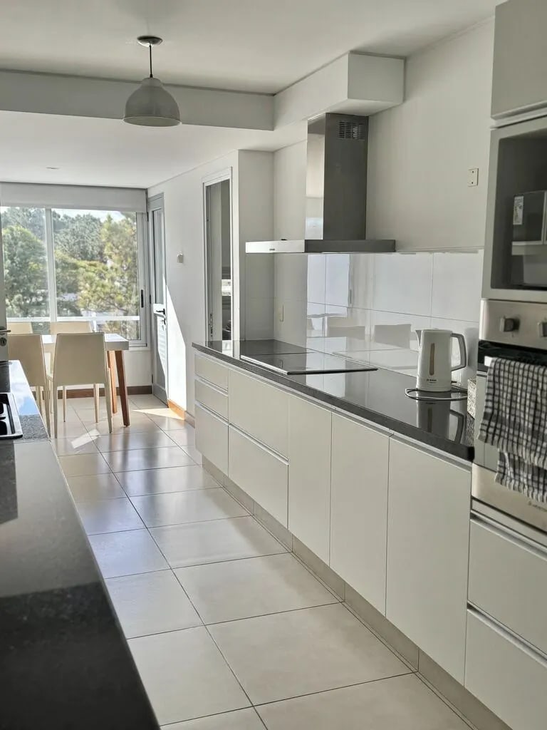 Apartamento de 4 dormitorios en alquiler en Playa Mansa, edificio Ville de Mer · Foto 5