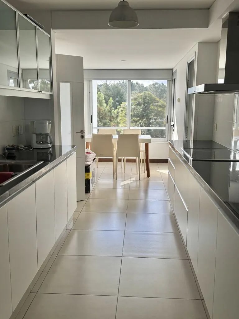 Apartamento de 4 dormitorios en alquiler en Playa Mansa, edificio Ville de Mer · Foto 7