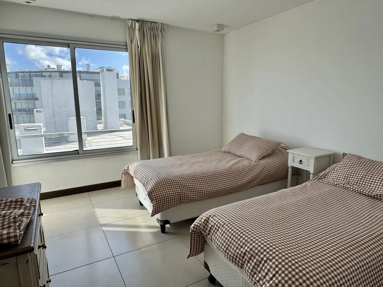 Apartamento de 4 dormitorios en alquiler en Playa Mansa, edificio Ville de Mer · Foto 12