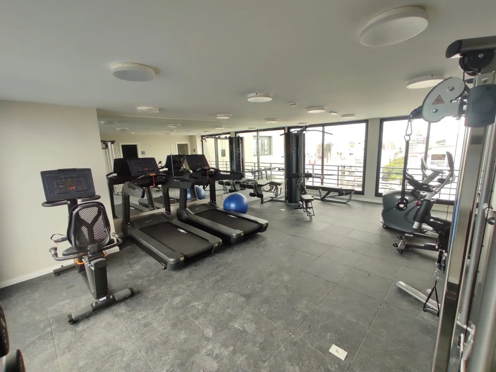 ALQUILER EN POCITOS, MONO AMBIENTE EN PISO 6 CON BALCON AL FRENTE, BARBCOA, PISCINA, GYM, LAVADERO · Foto 12