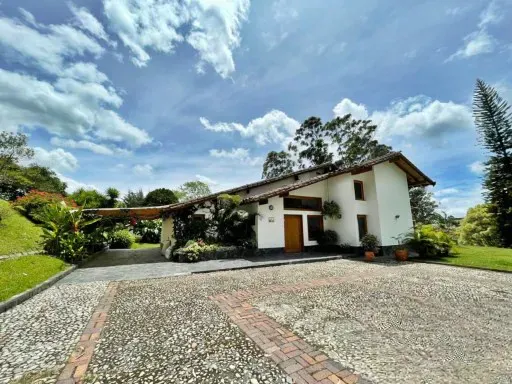 Casa de 6 alcobas en venta en Quirama, El Carmen de Viboral · foto 2 de 24