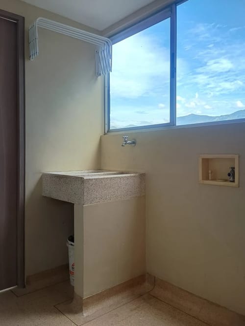 Apartamento de 4 alcobas en arriendo en La Castellana, Medellín, 110 m² · foto 9 de 10