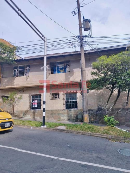 Casa de 4 alcobas en arriendo en Villa Nueva, Medellín, 350 m² · foto 2 de 10