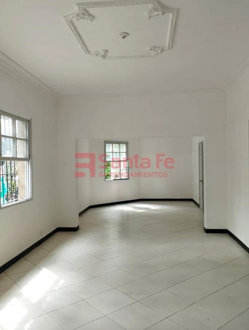 Casa de 4 alcobas en arriendo en Villa Nueva, Medellín, 350 m² · foto 3 de 10