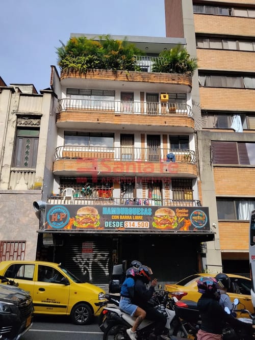 Casa de 6 alcobas en arriendo en Boston, Medellín, 400 m² · foto 2 de 10