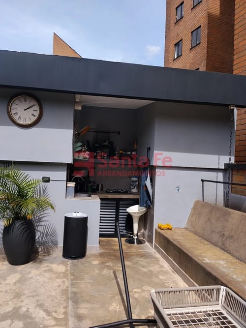 Casa de 6 alcobas en arriendo en Boston, Medellín, 400 m² · foto 9 de 10