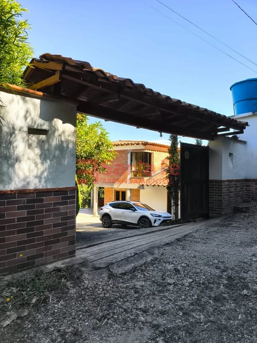 Casa de 5 alcobas en arriendo en La Porquera, Guarne, 307 m² · foto 2 de 10