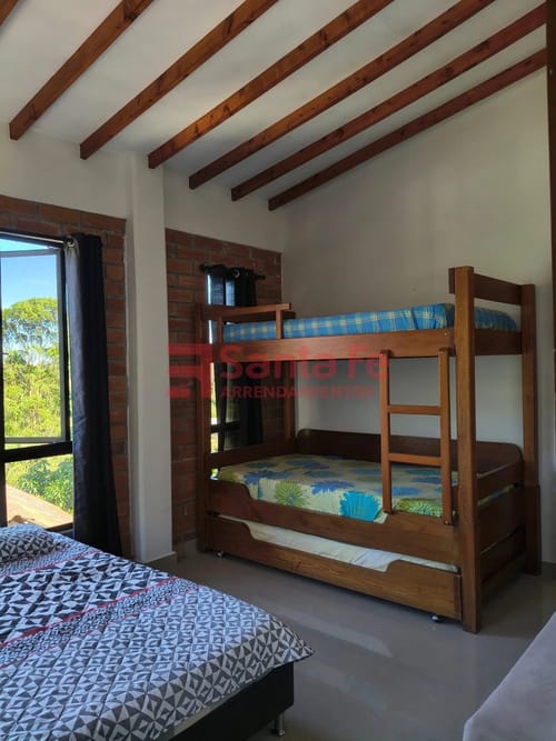 Casa de 5 alcobas en arriendo en La Porquera, Guarne, 307 m² · foto 9 de 10
