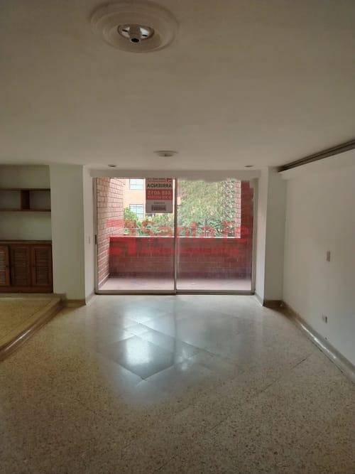 Apartamento de 4 alcobas en arriendo en Laureles, Medellín, 110 m² · foto 2 de 10