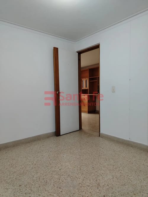 Apartamento de 4 alcobas en arriendo en Laureles, Medellín, 110 m² · foto 9 de 10