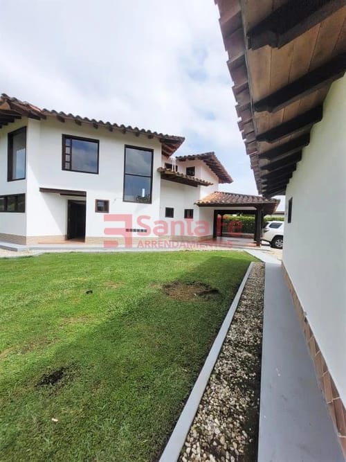 Casa de 6 alcobas en arriendo en Vilachuaga, Medellín, 600 m² · foto 2 de 10
