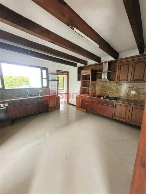 Casa de 6 alcobas en arriendo en Vilachuaga, Medellín, 600 m² · foto 7 de 10