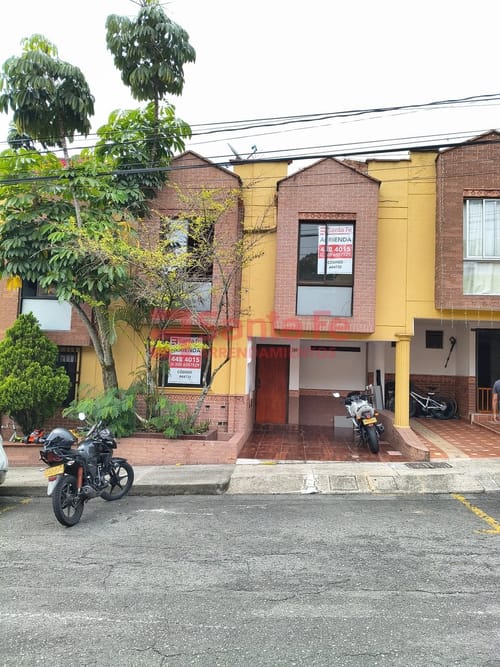 Casa de 5 alcobas en arriendo en Belén Rincón, Medellín, 230 m² · foto 2 de 10