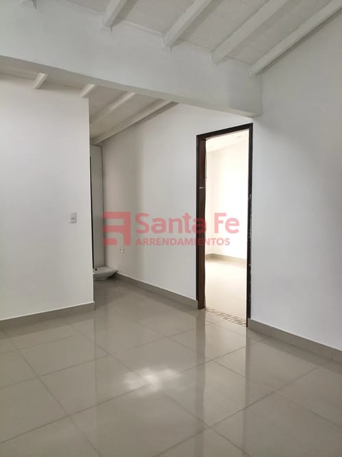 Casa de 5 alcobas en arriendo en Belén Rincón, Medellín, 230 m² · foto 3 de 10