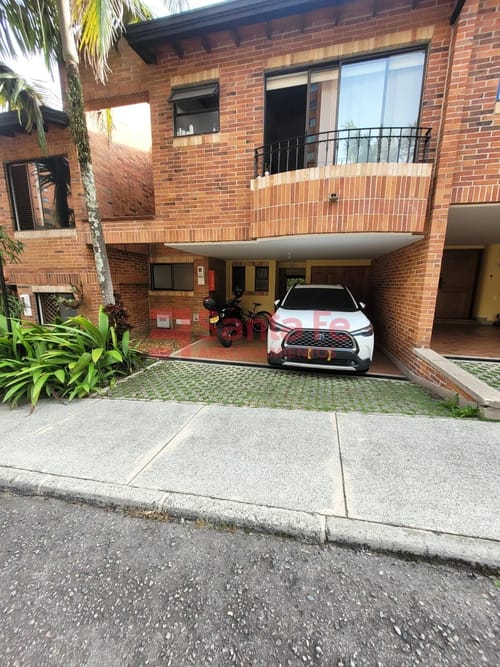 Apartamento de 3 alcobas en arriendo en El Diamante 2, Medellín, 180 m² · foto 2 de 10