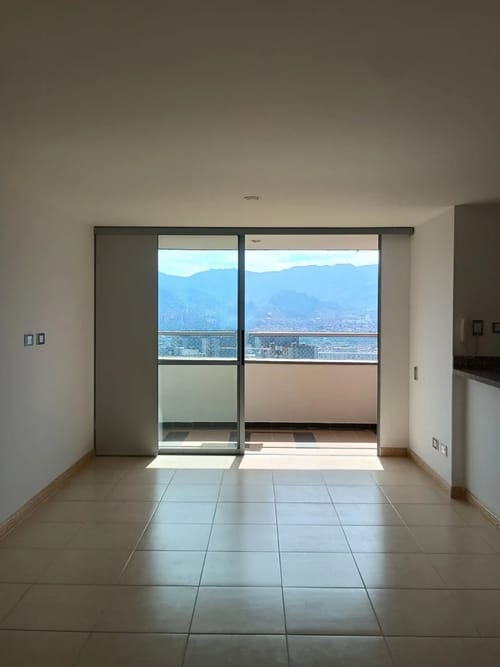 Apartamento de 3 alcobas en arriendo en Loma Del Indio, Medellín, 90 m² · foto 2 de 10