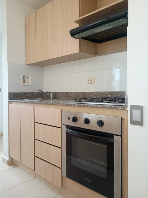 Apartamento de 3 alcobas en arriendo en Loma Del Indio, Medellín, 90 m² · foto 7 de 10