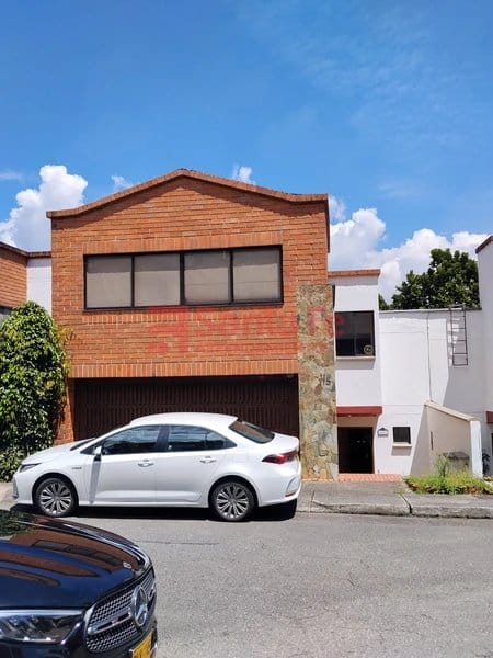 Casa de 5 alcobas en arriendo en Transversal Superior, Medellín, 330 m² · foto 2 de 10