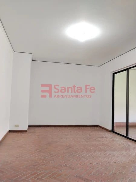 Casa de 5 alcobas en arriendo en Transversal Superior, Medellín, 330 m² · foto 4 de 10